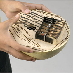 --- DISCONTINUE ---Fuzeau 9469 - Kalimba ou Sanza callebasse